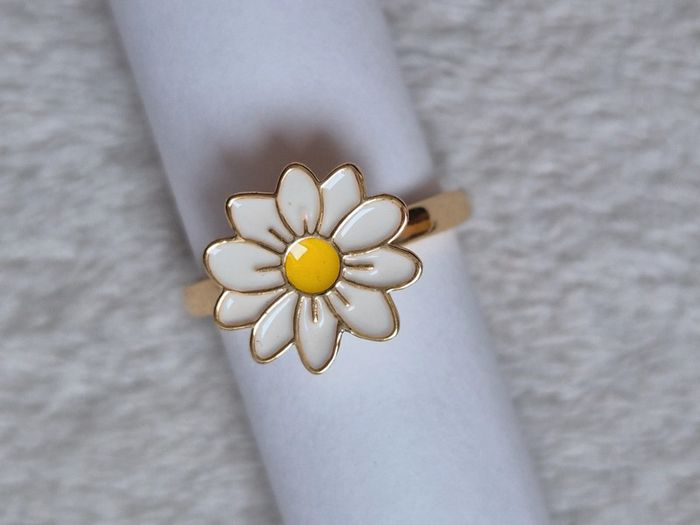 Superbe bague fleur rotative acier inoxydable fleur blanche et jaune - photo numéro 3