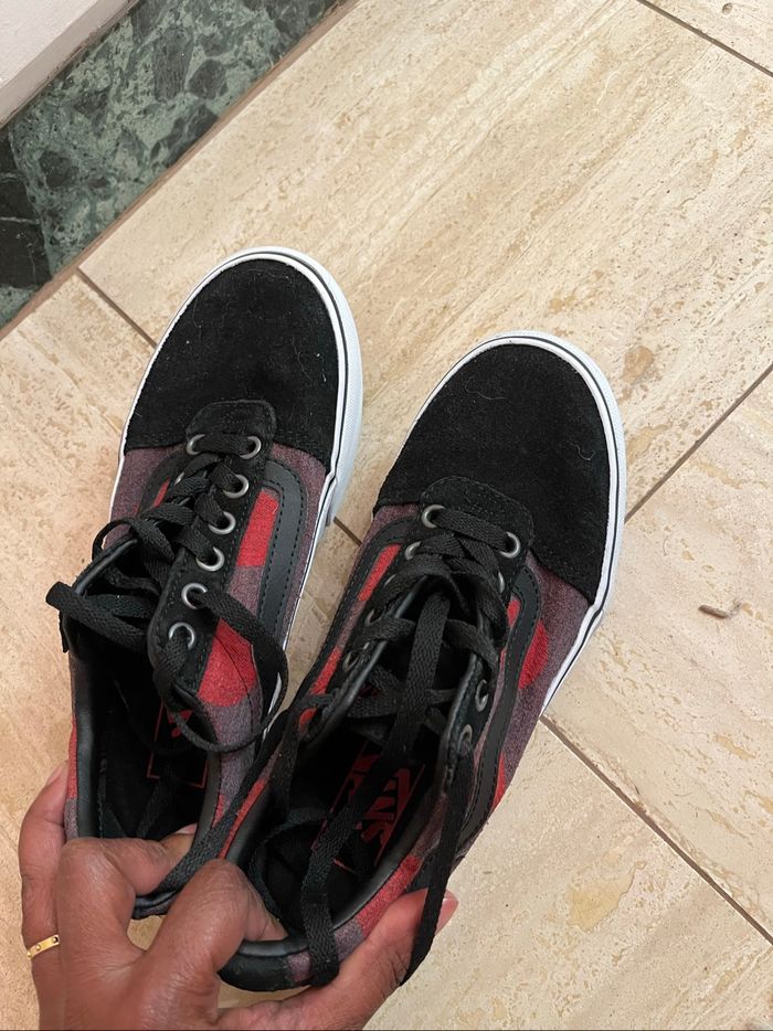 Baskets vans noires à motifs rouges taille 37
