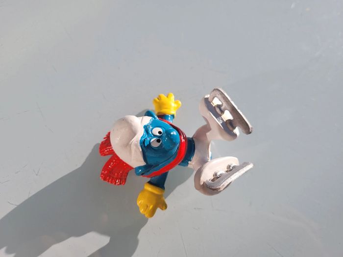 Figurines anciennes Schtroumpfs : patineur, policier, étudiant, bébé S. avec hochet - photo numéro 2