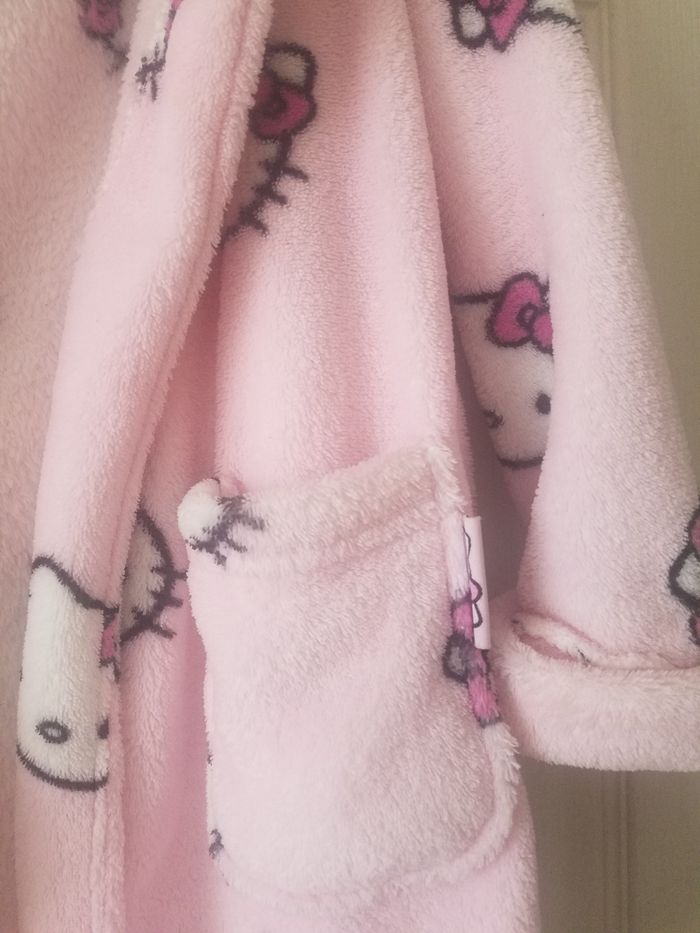 Peignoir Hello kitty fille t 4/5 ans tbe - photo numéro 2