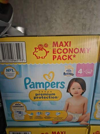 2 cartons couches pampers 