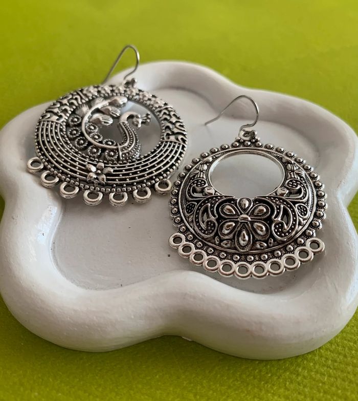 Grandes boucles d’oreilles pendantes bohémiennes dépareillées argentées - photo numéro 6