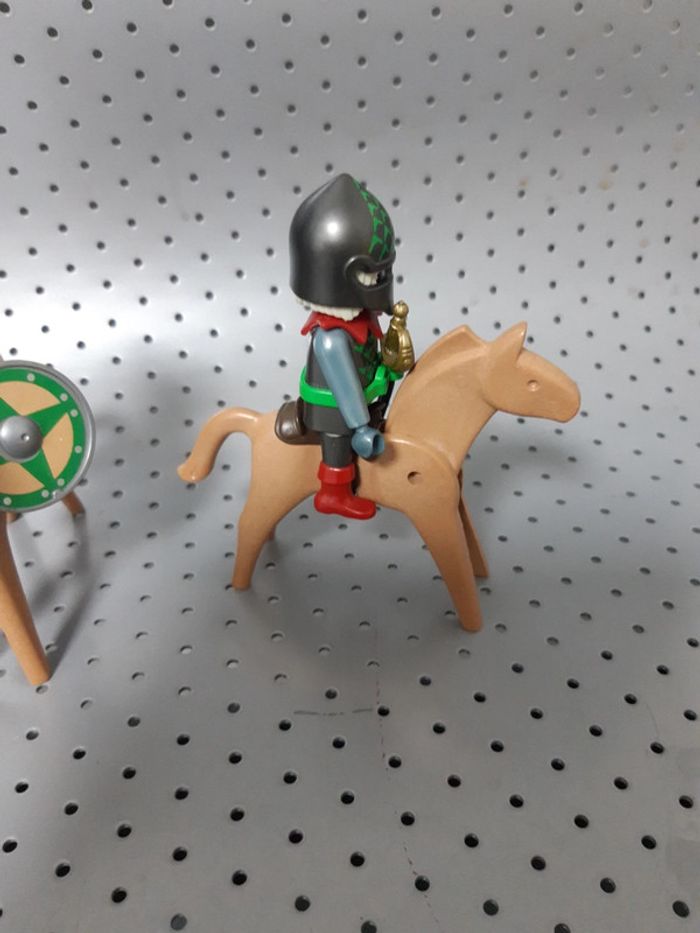 😺 lot 2 chevaliers playmobil avec 2 chevaux 😺 - photo numéro 2