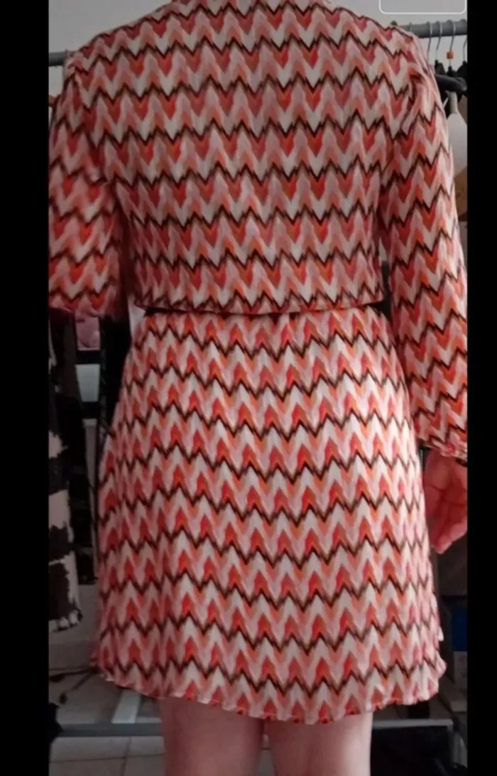 Très jolie robe avec ceinture intégré taille 38 en très bon état - photo numéro 2