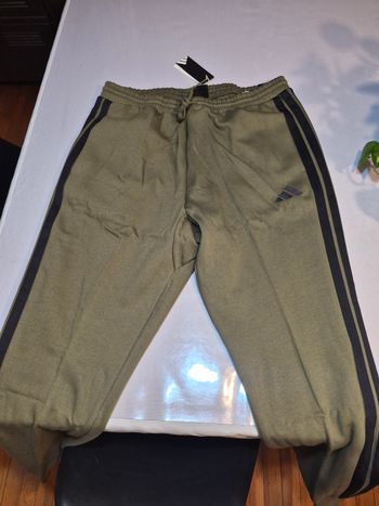 Survetement adidas kaki et noir neuf