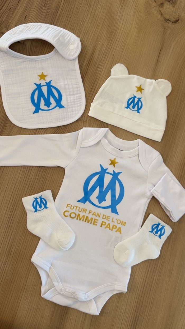 Ensemble cadeau de naissance bébé foot om papa Marseille bb  bodie manche longue bonnet bavoir et chaussettes - photo numéro 2