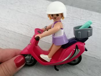 Personnage fille avec scotter Playmobil 👧🏻