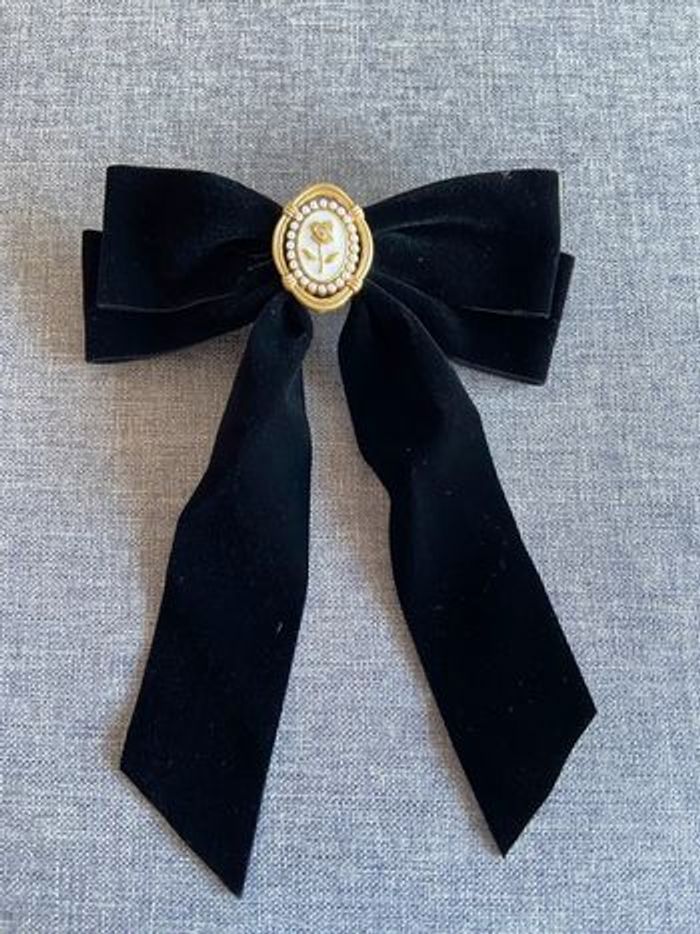 Barette cheveux noeud velours noir médaillon doré