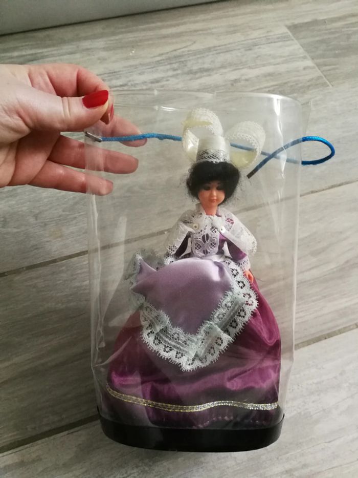 Poupée folklorique régionale de collection en robe violette