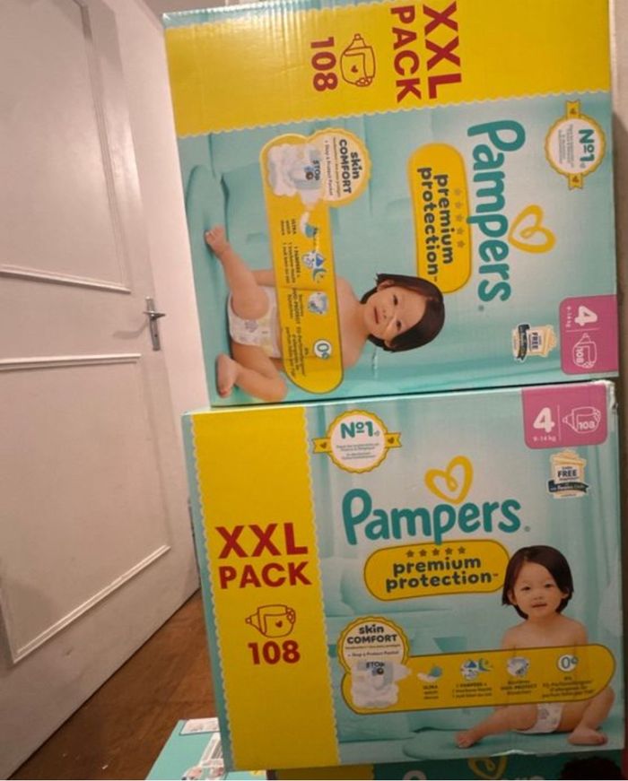 Lot de 2 cartons des couches Pampers premuim taille 4