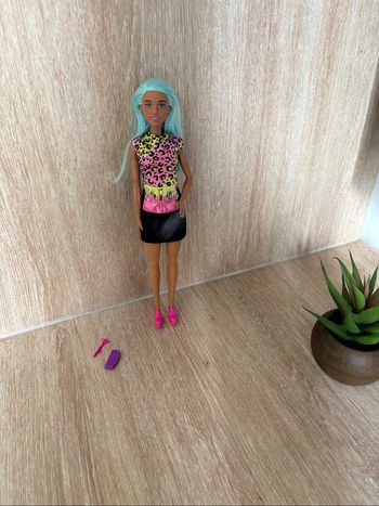 Barbie métisse cheveux bleu maquilleuse mattel