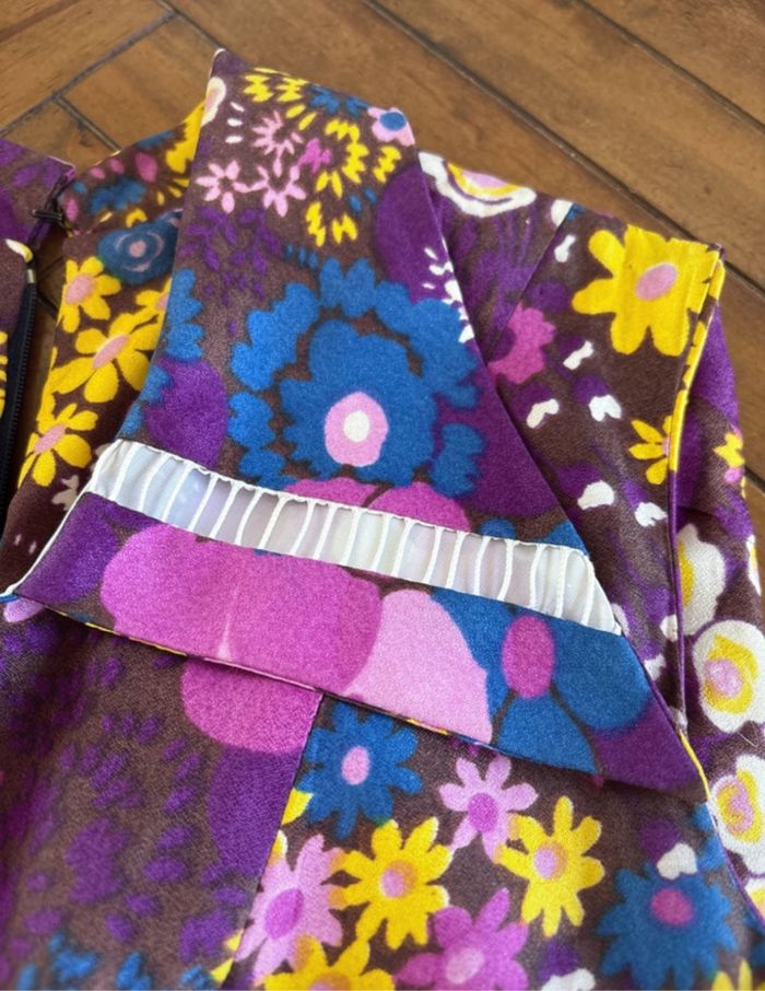 Robe évasée vintage Jean Biolay taille M année 70 à grosse fleurs violette - bon état - photo numéro 3