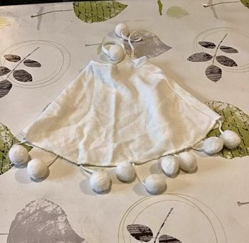 Poncho laine blanc avec pompons taille 2/4 ans