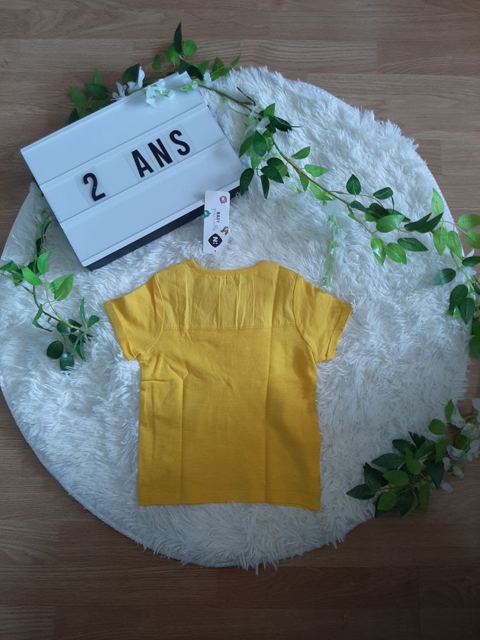 Tee-shirt jaune avec boutons - photo numéro 2