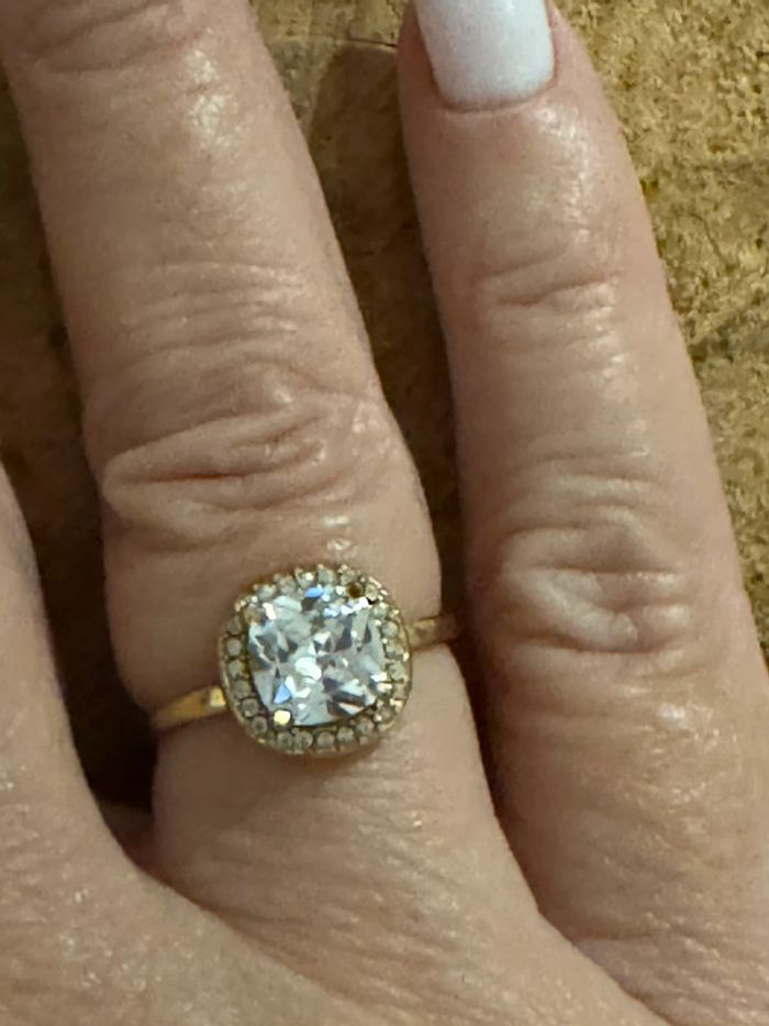 Bague acier inoxydable or réglable gros zircon carré et petits autour - photo numéro 2