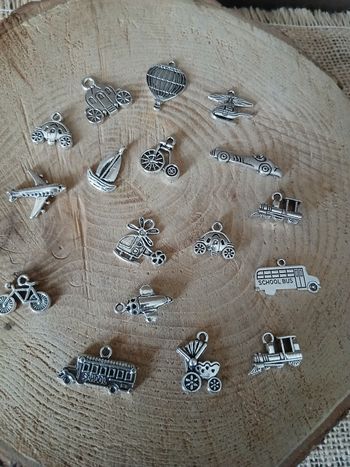 Lot de 17 breloques pendentifs véhicules avion voiture montgolfière