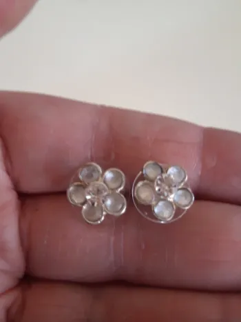 Petites boucles d'oreilles fleurs