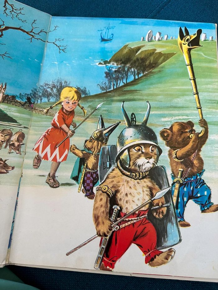 Livre Caroline à travers les âges Grands albums Hachette bd Pierre Probst - photo numéro 5