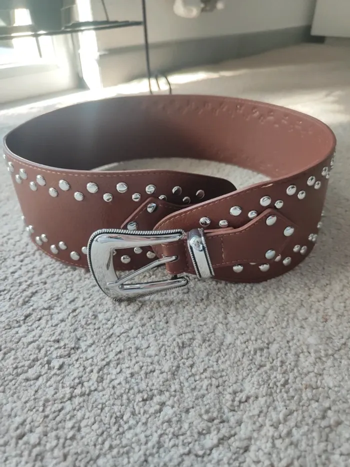 Superbe ceinture marron cloutée