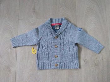 Gilet col châle et boutons gris et rouge Tape à l'oeil 6 mois