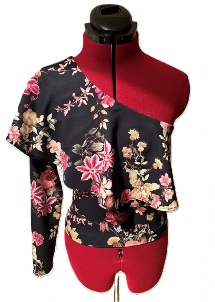 Blouse noire imprimé fleurs une manche longue et une épaule dénudée S/36