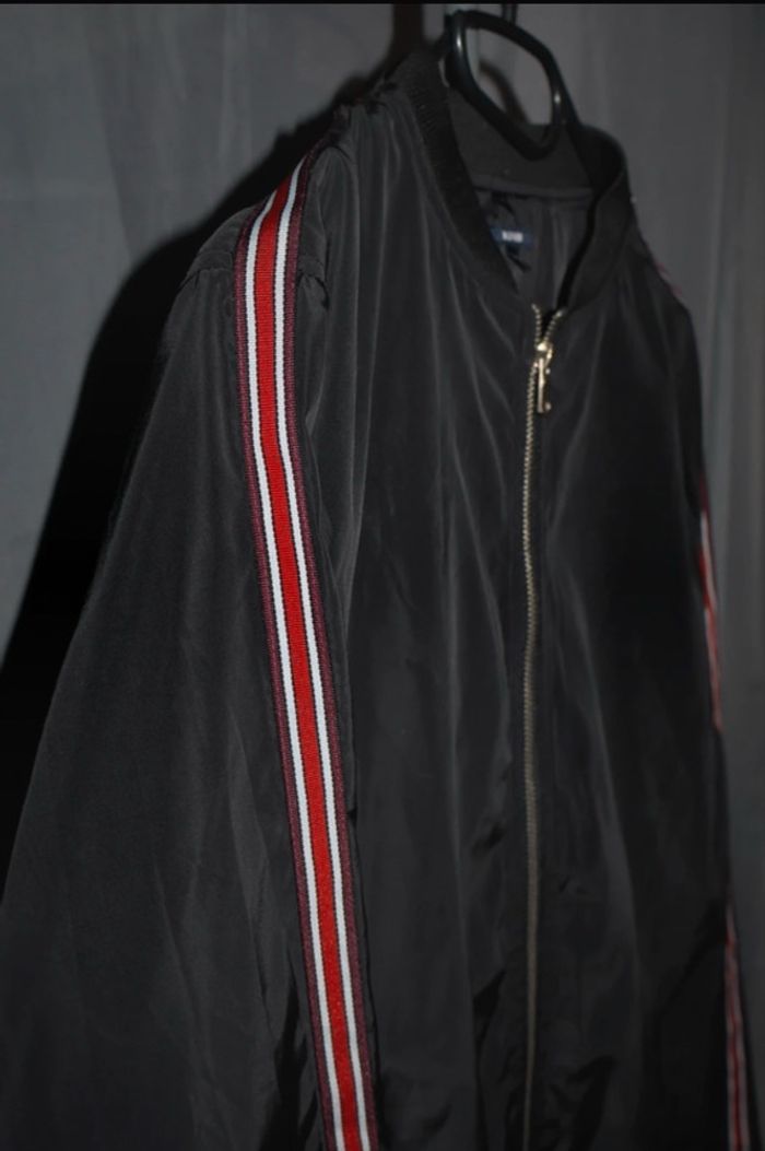 Veste avec bandes rouges - Kiabi - photo numéro 2