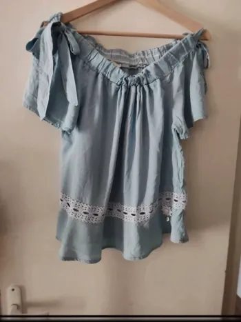 Joli top taille M dentelle