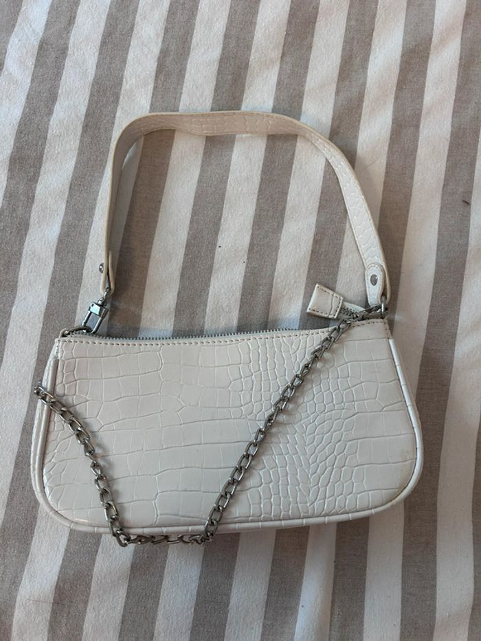 Petit sac blanc avec chaîne porté épaule