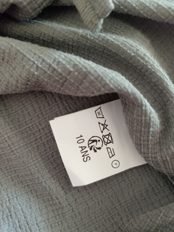 Petit pull sans manches couleur kaki voir photos taille 10 ans avec inscription devant voir photos - photo numéro 5