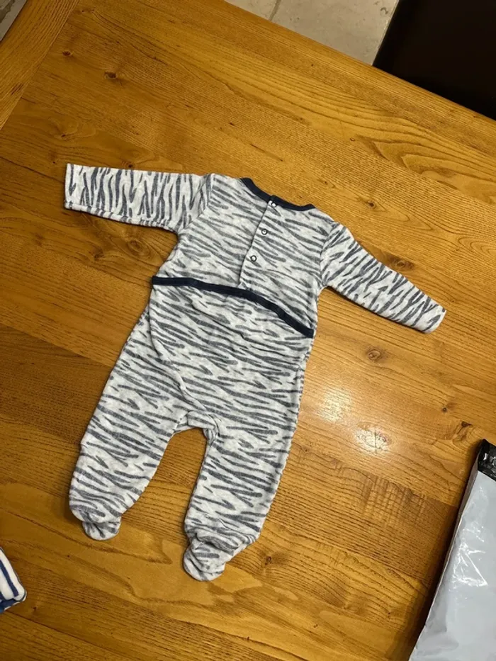 Vends pyjamas taille 6 mois - photo numéro 3