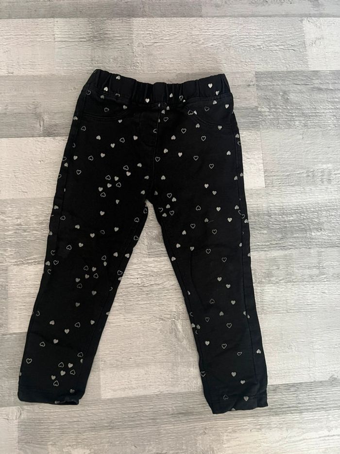 Pantalon noir motif cœur argenté 3 ans