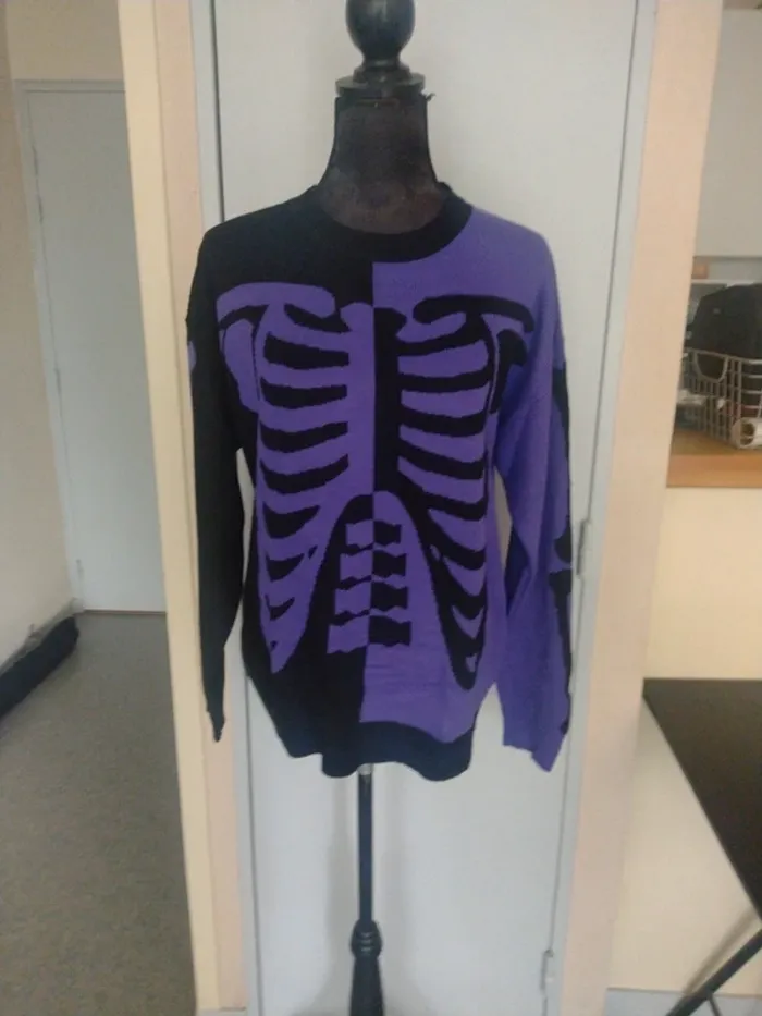 Pull squelette violet et noir FSBN – Taille S