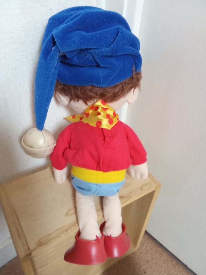 Grande et ancienne, vintage, peluche Oui-Oui, doudou, rouge, bleu, grelot, personnage dessin animé, enfant - photo numéro 3