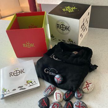 Jeux Rok 49 runes gravées sac et règle de jeux