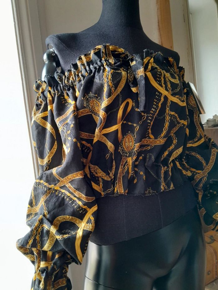 Haut à épaules dénudées manches longues motif chêne noir et dorée - photo numéro 4