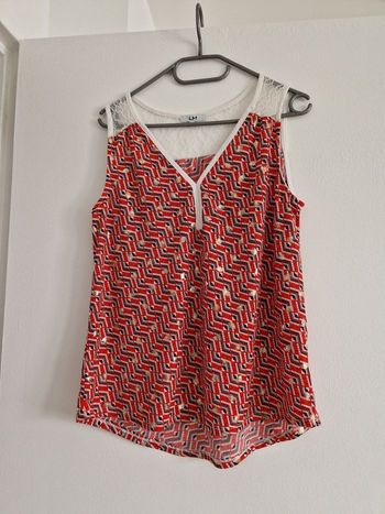 Blouse sans manches rouge avec motifs