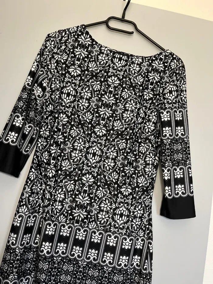 Robe noire et blanche - photo numéro 2