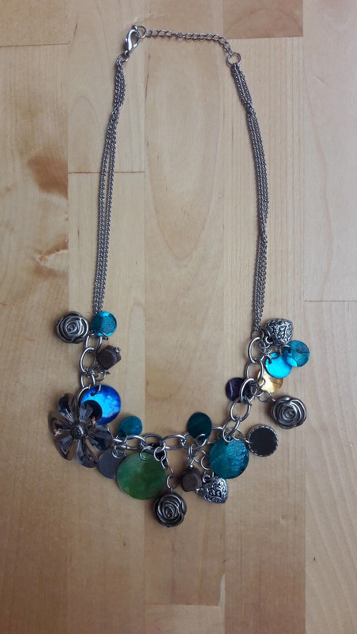 Collier fantaisie avec de nombreux pendentifs - photo numéro 2