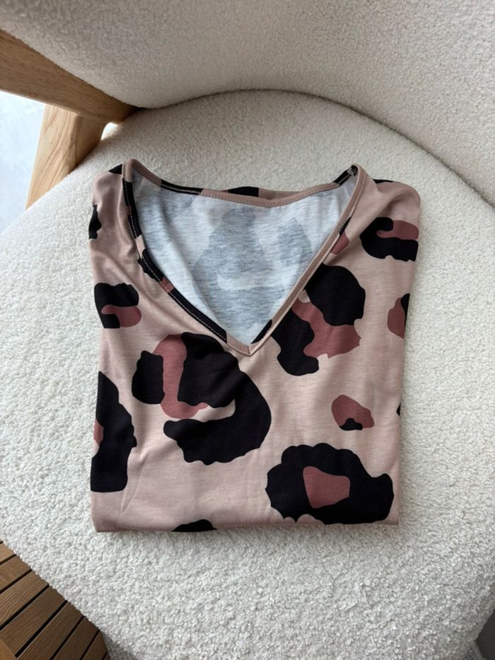 T-shirt leopard col v très bon état - photo numéro 3