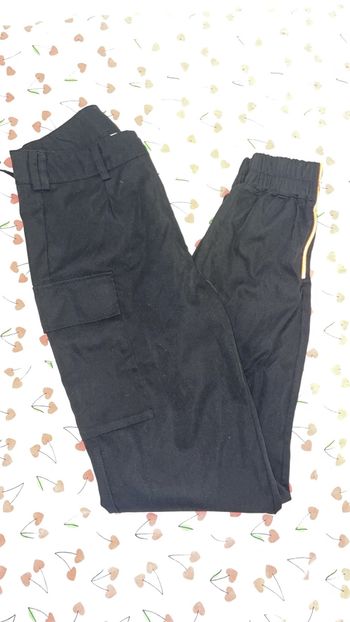 Cargo noir et fermeture orange