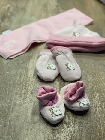 Ensemble bonnet , chausson , moufles, écharpe bébé fille 0/3mois