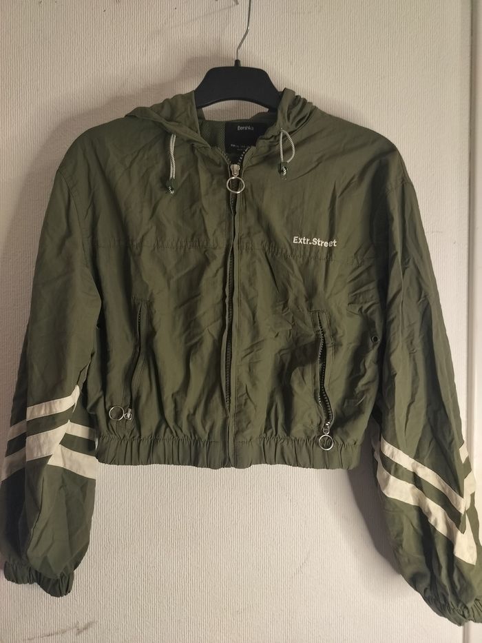 Petit gilet Bershka de sport kaki crop top - photo numéro 2