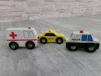 Lot de véhicules en bois