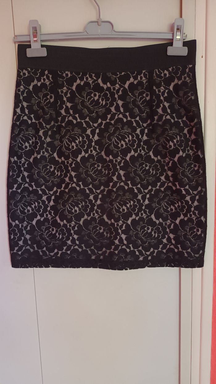 Jupe courte en dentelle noir avec doublure épaisse  de couleur beige . - photo numéro 2