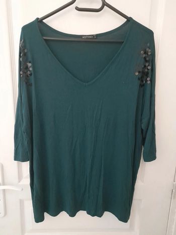 T-shirt vert foncé sequins noirs
