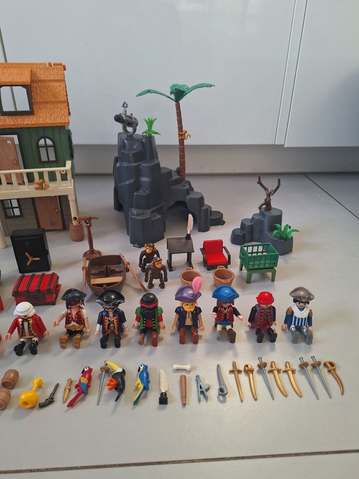 Lot playmobil pirates rt garde royale, maison, rocher, prison, personnages, barques, animaux et accessoires - photo numéro 3