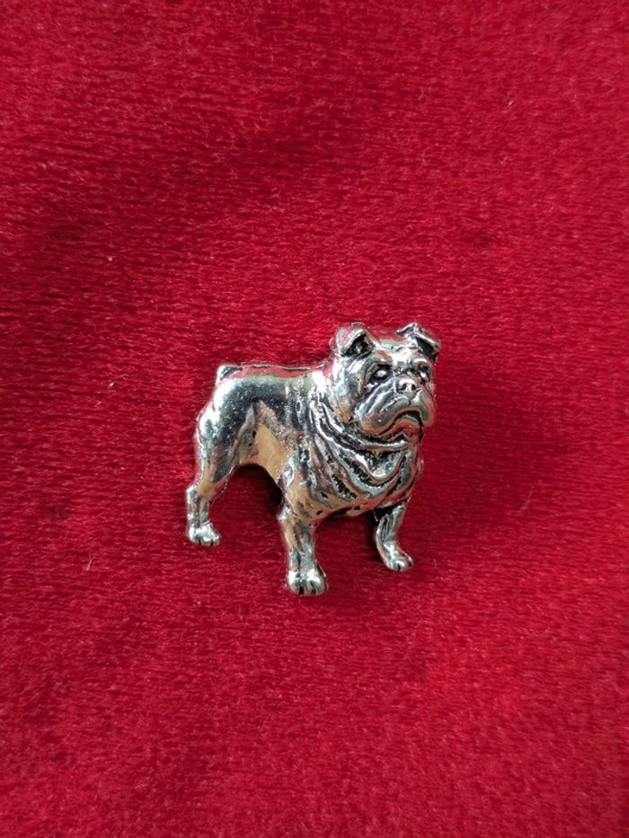 Pin's en étain chien Bulldog signé Brown