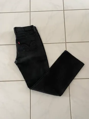 Jean Levi’s femme T38 – noir grisé broderies élégantes, parfait état