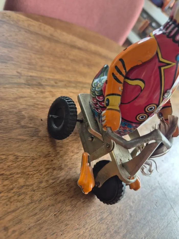 Ancien canard en tôle sur son tricycle - photo numéro 3