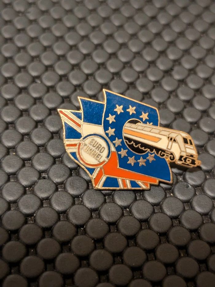 Pin's Euro tunnel train signé Arthus Bertrand AB